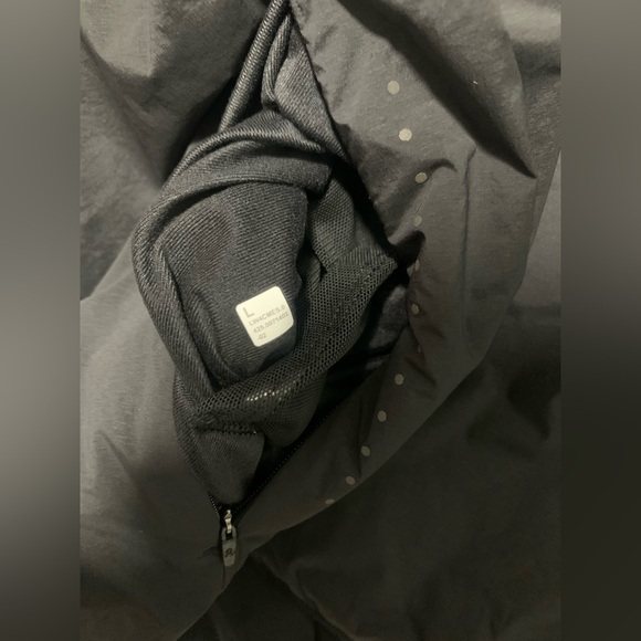 Lululemon NWT Insulated Back-Vent Running Jacket $198 USD Size L Black - Picture 5 of 16